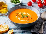 Рецепта Вегетарианска крем супа от картофи с домати и сметана